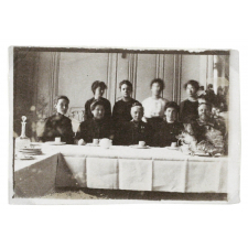 Portraits de neuf femmes.