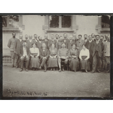 Groupe d'institutrices et d'instituteurs alsaciens, inspecteur des écoles (interprète militaire).