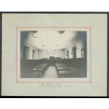 Salle d'étude éclairée à la lumière diffuse.