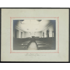 Salle d'étude éclairée à la lumière diffuse.