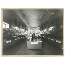 Exposition de travaux d'élèves sur le thème des contes et légendes.