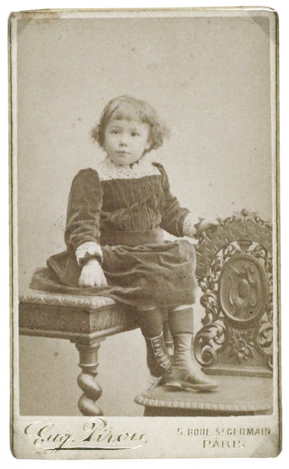 Petite fille assise au bord d'une table. 