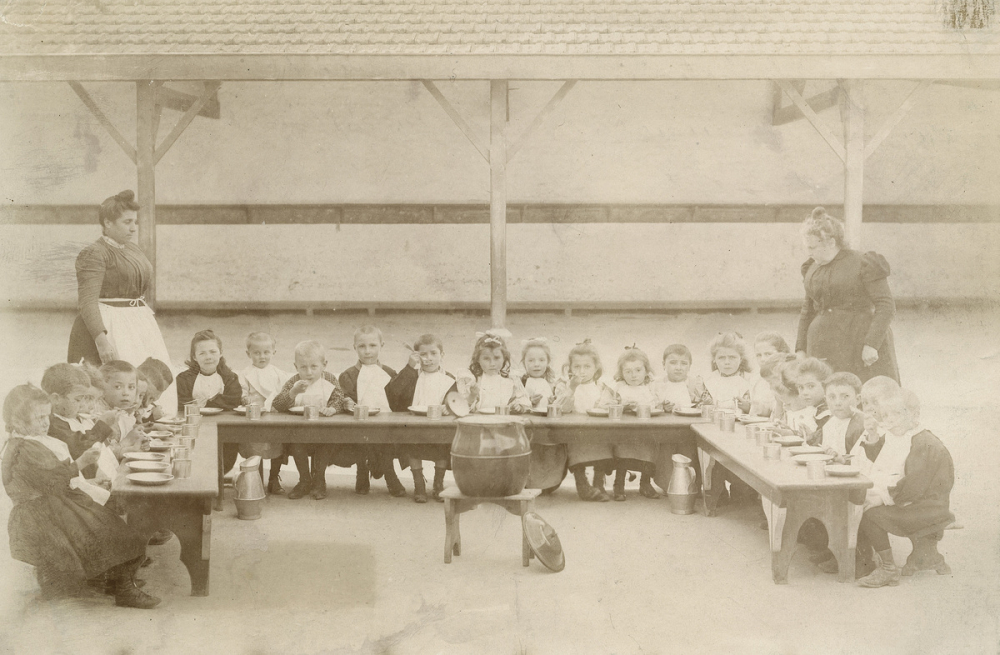 Distribution de soupe chaude aux enfants pauvres, repas du milieu du jour