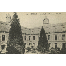 Vendôme - Le Lycée, Cour d'Honneur.