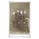 Portrait de deux garçons et de deux filles. 