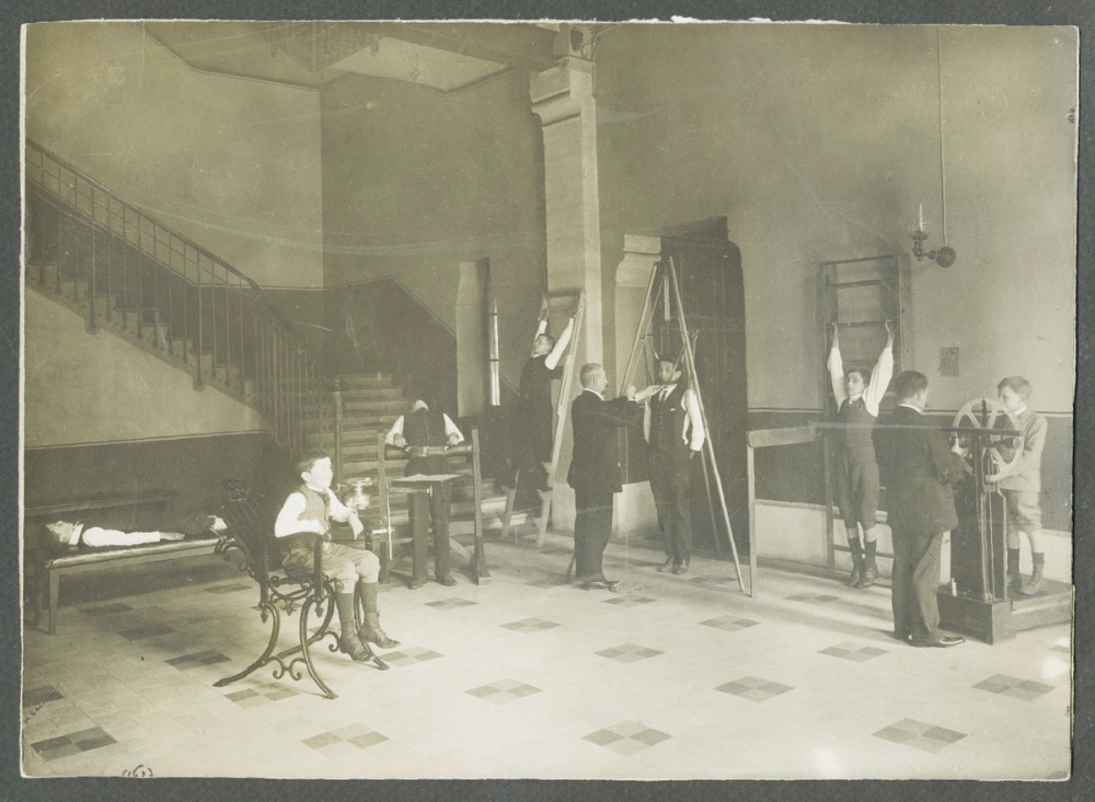 Lycée Lakanal, gymnastique médicale.