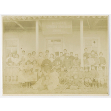 Elèves et maîtres de l'école normale au monastère de la St Nina. Village Bodbée, gouvernement de Tiflis, Russie.