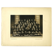 Ecole Turgot, 1ère E, photo de classe avec le directeur et le répétiteur.