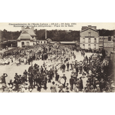 Cinquantenaire de l'Ecole Laïque - St-Lô - 28 juin 1931 - Rassemblement des délégations - Place de la Gare.