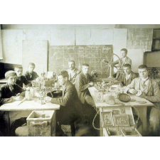 Ecole primaire supérieure professionnelle de Clermont-Ferrand - Une Manipulation d'électricité - Section pratique d'industrie. 
