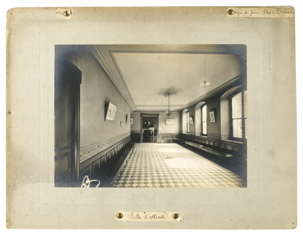 Lycée de jeunes filles de Dijon, la salle d'attente. 