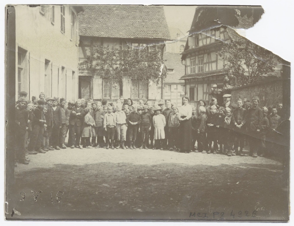 Enfants des écoles avec leur institutrice et leur instituteur alsaciens. 