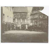 Enfants des écoles avec leur institutrice et leur instituteur alsaciens. 