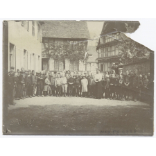 Enfants des écoles avec leur institutrice et leur instituteur alsaciens.