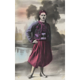 Garçon en tenue de zouave. 