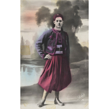 Garçon en tenue de zouave.