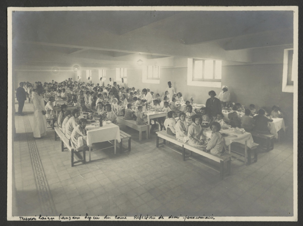 Lycée du Caire, mission laique française. Réfectoire des demi-pensionnaires.