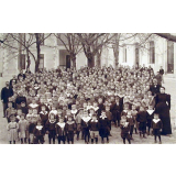 Les Elèves et les maîtres de l'école du Centre. 