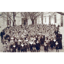 Les Elèves et les maîtres de l'école du Centre.