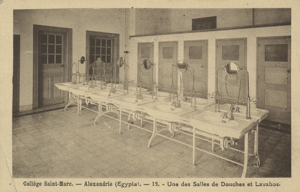 Collège Saint-Marc - Alexandrie (Egypte) - 15 - Une des Salles de Douches et Lavabos.