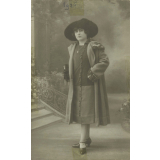 Jeune fille en tenue d'après-midi. 