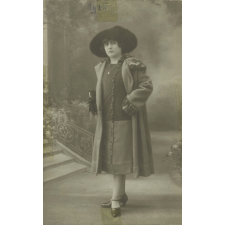 Jeune fille en tenue d'après-midi. 