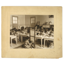 Enfants de maternelle. Travaux de couture et de tissage en classe.