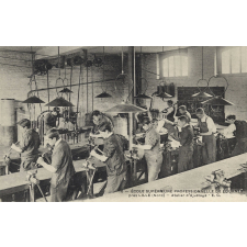 16 - Ecole Supérieure Professionnelle de Fournes, près Lille (Nord) - Atelier d'Ajustage.