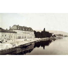 Ecole primaire supérieure de filles de Pont-à-Mousson - Maison et jardin vus de la Moselle.