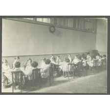 Repas dans une école maternelle de Gironde.
