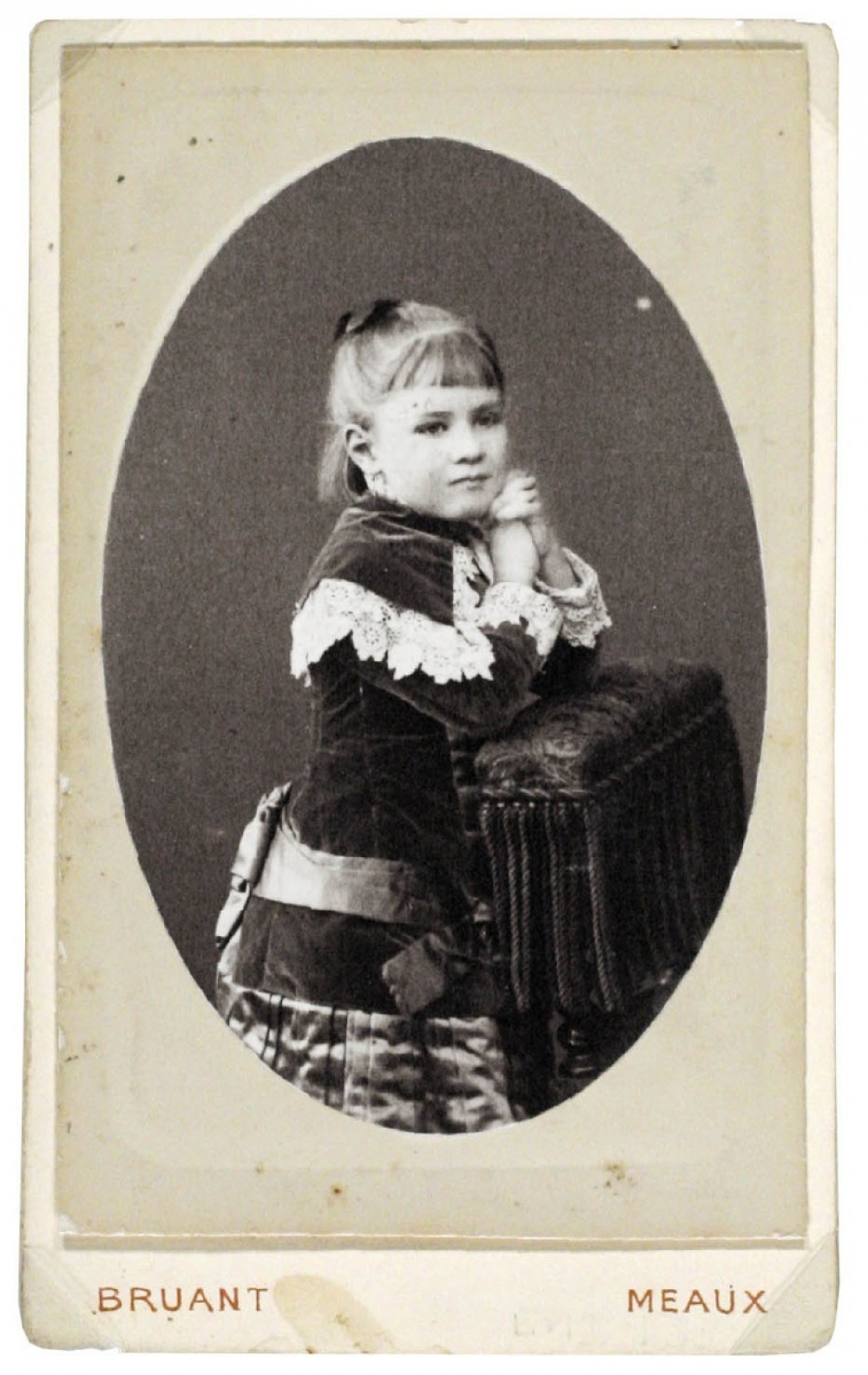 Petite fille accoudée. 