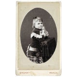 Petite fille accoudée. 