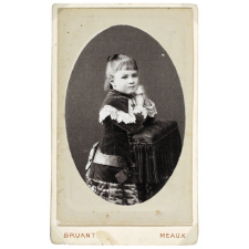 Petite fille accoudée. 