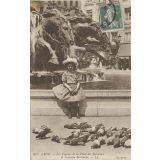 491 - Lyon - Les Pigeons de la Place des Terreaux et Fontaine Bartholdi.
