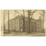 Université Catholique de Louvain - Catholic University of Louvain - Catholieke Hoogeschool van Leuven - 2e série - Asile d'aliénés pavillonnaire dans l'ancien parc du Vte de Spoelberch, à Lovenjoul. Sert à la Faculté de Médecine - Pavilion Insane-Asylum in quondam park of  Viscount de Spoelberch, Lovenjoul : department of Medicine of the University - Paviljoen van het zinneloozengesticht opgericht in het oud park van Burggraaf de Spoelberch te Lovenjoul, Ten dienste der faculteit van geneeskunde.