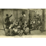 Missions d'Afrique - Ecole en plein air.