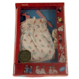 Boîte de vêtements et accessoires de poupée. 