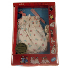 Boîte de vêtements et accessoires de poupée. 
