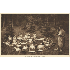 Ecole de plein air permanente - Ville de Mulhouse - Pfastatt (Haut-Rhin) - Leçon de lecture sur l'herbe.