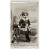 Petite fille s'appuyant à une chaise. 