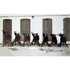 Ecoles de Mousserolles (Bayonne) et de Saint-Pierre d'Irube - Gymnastique : Barres à sphères (exercices accouplés).