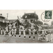Gacé (Orne) - Gymnastes de l'Ecole Trégaro - Une grande Pyramide.