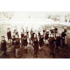 Ecoles de Mousserolles (Bayonne) et de Saint-Pierre d'Irube - Gymnastique: boxe (exercices de coups de poing). 