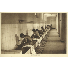 Ecole de plein air permanente - Ville de Mulhouse - Pfastatt (Haut-Rhin) - Le bain de pieds.