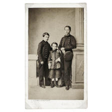 Trois garçons en costume. 