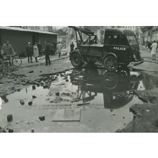 Rue dépavée et camion de police.