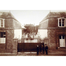 Ecole primaire supérieure de La Ferté-Macé - Vue de l'école. 