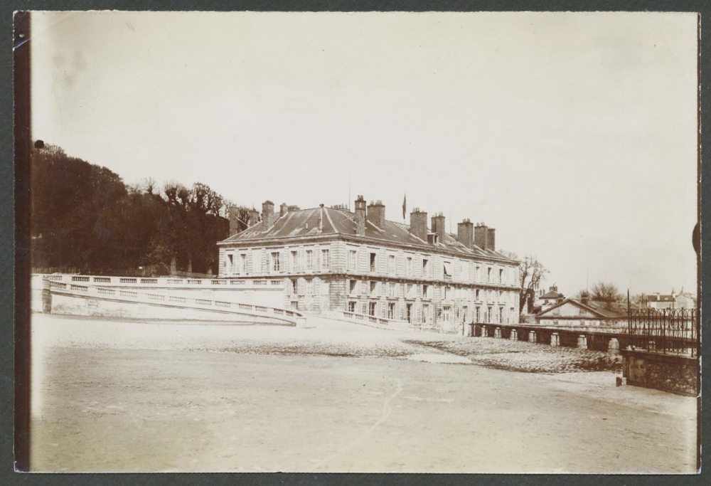 Vues extérieures d'un bâtiment et jardins. 
