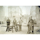 Ecole primaire supérieure professionnelle de Clermont-Ferrand - Section pratique d'industrie (menuiserie). Petite voiture et table à dessin faites par les élèves. 