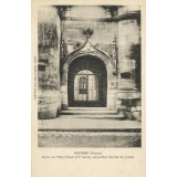Poitiers (Vienne) - Entrée de l'Hôtel Fumé (XVe siècle), aujourd'hui Faculté des Lettres.